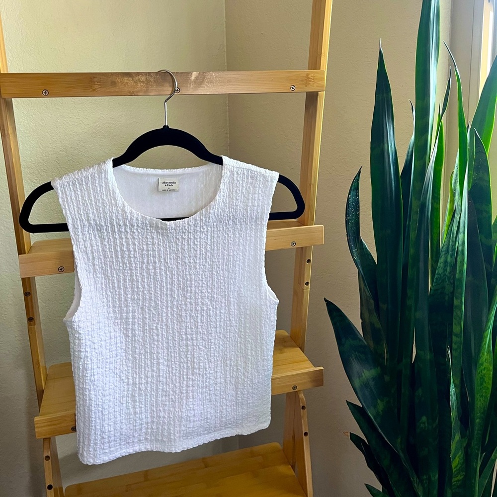 Abercrombie white bubble tank. Size small